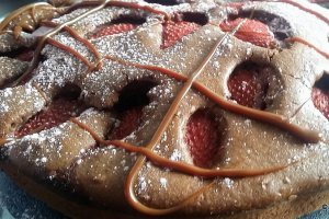 Desert prajitura cu iaurt, cacao si capsuni
