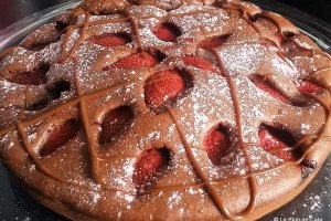 Desert prajitura cu iaurt, cacao si capsuni