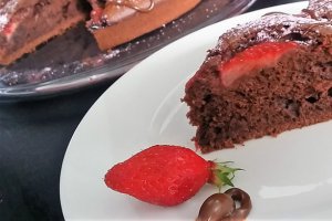 Desert prajitura cu iaurt, cacao si capsuni