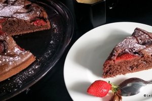 Desert prajitura cu iaurt, cacao si capsuni