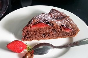 Desert prajitura cu iaurt, cacao si capsuni