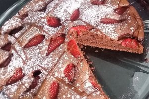 Desert prajitura cu iaurt, cacao si capsuni