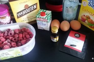 Desert rulada de ciocolata cu frisca, tonka si zmeura