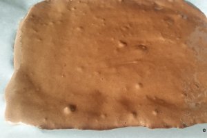 Desert rulada de ciocolata cu frisca, tonka si zmeura