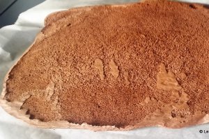 Desert rulada de ciocolata cu frisca, tonka si zmeura