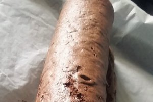 Desert rulada de ciocolata cu frisca, tonka si zmeura