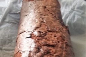 Desert rulada de ciocolata cu frisca, tonka si zmeura