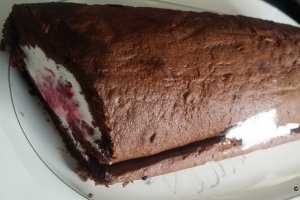 Desert rulada de ciocolata cu frisca, tonka si zmeura