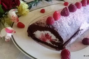 Desert rulada de ciocolata cu frisca, tonka si zmeura