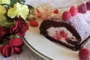 Desert rulada de ciocolata cu frisca, tonka si zmeura