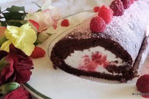 Desert rulada de ciocolata cu frisca, tonka si zmeura