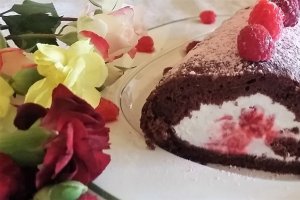 Desert rulada de ciocolata cu frisca, tonka si zmeura