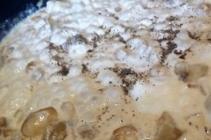Ravioli proaspete cu sos de branza roquefort si nuci