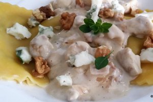 Ravioli proaspete cu sos de branza roquefort si nuci