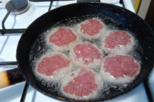 Chiftele cu sos de rosii