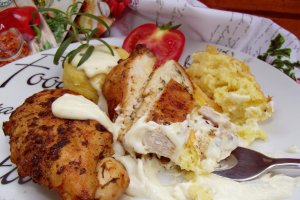 Piept de pui cu ierburi aromatice, budinca de cartofi si telina si sos gorgonzola