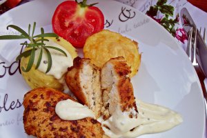 Piept de pui cu ierburi aromatice, budinca de cartofi si telina si sos gorgonzola