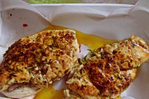 Piept de pui cu ierburi aromatice, budinca de cartofi si telina si sos gorgonzola
