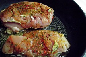 Piept de pui cu ierburi aromatice, budinca de cartofi si telina si sos gorgonzola