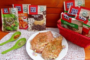 Piept de pui cu ierburi aromatice, budinca de cartofi si telina si sos gorgonzola