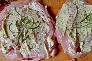 Piept de pui cu ierburi aromatice, budinca de cartofi si telina si sos gorgonzola