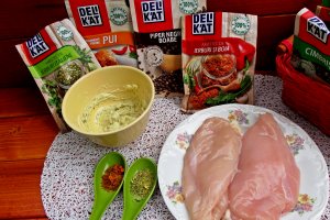 Piept de pui cu ierburi aromatice, budinca de cartofi si telina si sos gorgonzola