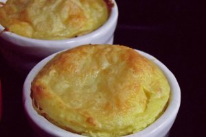 Piept de pui cu ierburi aromatice, budinca de cartofi si telina si sos gorgonzola