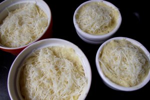 Piept de pui cu ierburi aromatice, budinca de cartofi si telina si sos gorgonzola