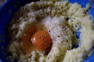 Piept de pui cu ierburi aromatice, budinca de cartofi si telina si sos gorgonzola