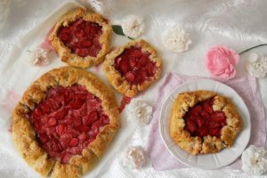 Desert tarta rustica cu capsune