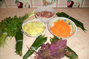 Sarmalute in foi de vita de vie pe pat de dovlecei, asezonate cu condimente Delikat cu ingrediente 100% naturale