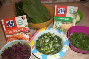 Sarmalute in foi de vita de vie pe pat de dovlecei, asezonate cu condimente Delikat cu ingrediente 100% naturale