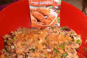 Sarmalute in foi de vita de vie pe pat de dovlecei, asezonate cu condimente Delikat cu ingrediente 100% naturale