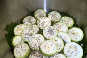 Sarmalute in foi de vita de vie pe pat de dovlecei, asezonate cu condimente Delikat cu ingrediente 100% naturale