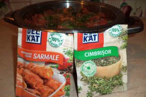 Sarmalute in foi de vita de vie pe pat de dovlecei, asezonate cu condimente Delikat cu ingrediente 100% naturale