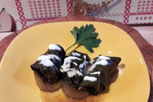 Sarmalute in foi de vita de vie pe pat de dovlecei, asezonate cu condimente Delikat cu ingrediente 100% naturale