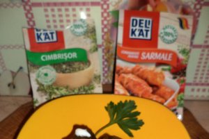 Sarmalute in foi de vita de vie pe pat de dovlecei, asezonate cu condimente Delikat cu ingrediente 100% naturale