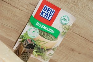 Foccacia cu rozmarin si parmezan