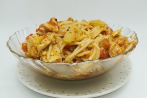 Paste cu dovlecei si piept de pui
