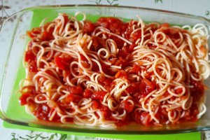 Spaghete cu chiftelute in sos de rosii