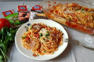 Spaghete cu chiftelute in sos de rosii