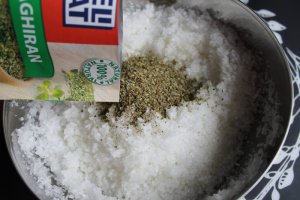 Peste in crusta de sare aromata