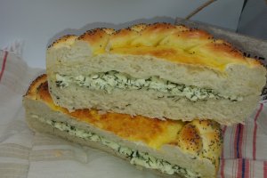 Paine cu telemea, marar si ierburi italiene