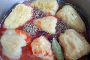 Ardei umpluti cu carne de pui in sos de rosii