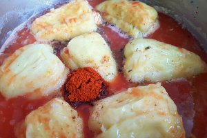 Ardei umpluti cu carne de pui in sos de rosii