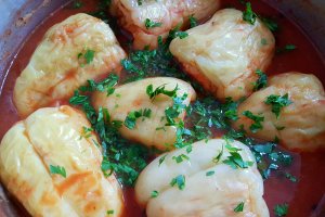 Ardei umpluti cu carne de pui in sos de rosii