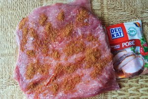 Rulada din carne de porc umpluta cu sunca si cas afumat