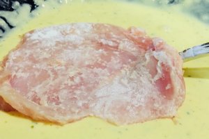 Snitele de pui in crusta de mustar si ierburi de gradina