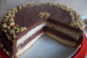 Desert tort cu crema de cacao si nuci