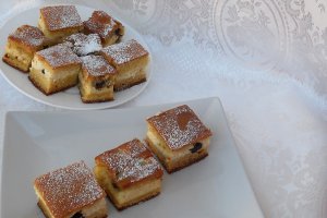 Desert prajitura turnata cu branza de vaci si cirese